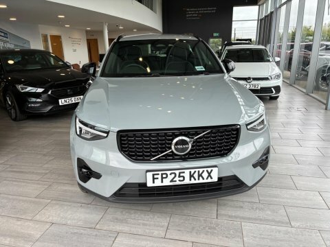Volvo XC40 2.0 B4 Mhev FP25KKX #2