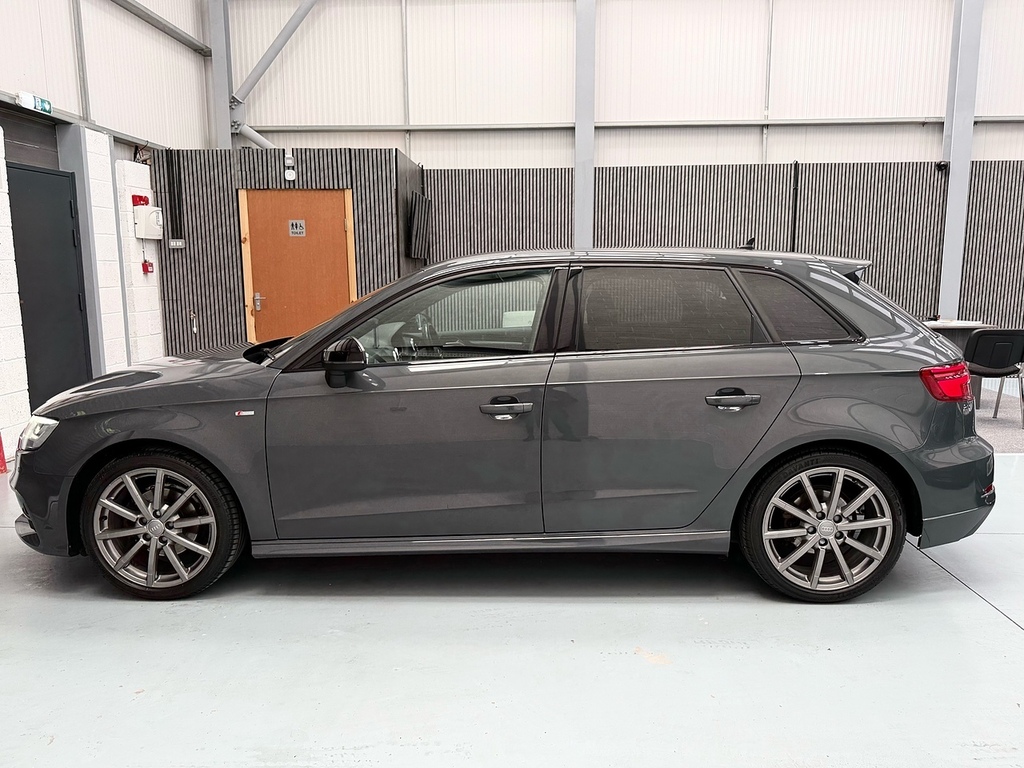 Audi A3 1.5 Tfsi Cod 35 Black Edition Sportback GM19ZZY Grey #4