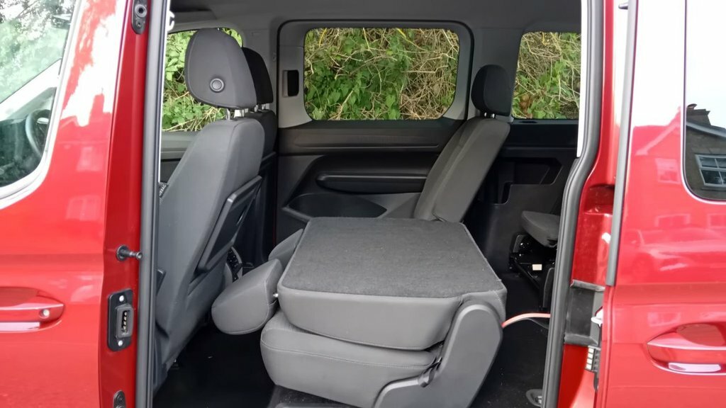 Ford Grand Tourneo Connect 2L Titanium AV24VEA Red #3