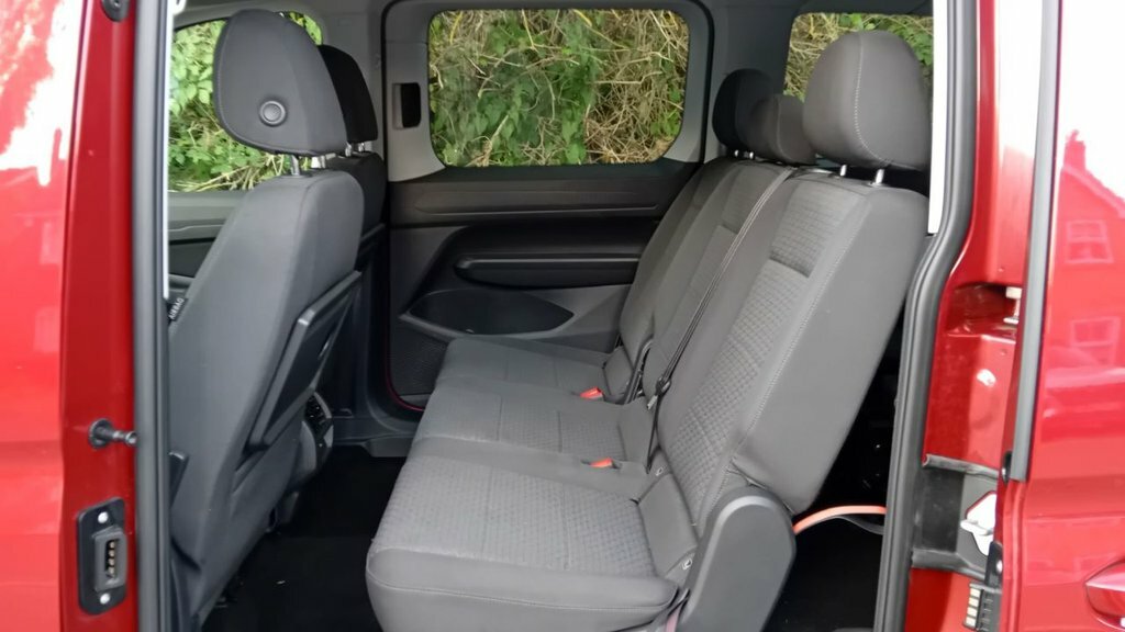 Ford Grand Tourneo Connect 2L Titanium AV24VEA Red #2
