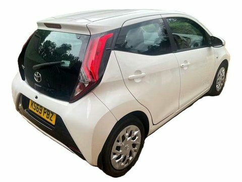 Toyota Aygo 1.0 Vvt-i X-play KS69PBZ White #4