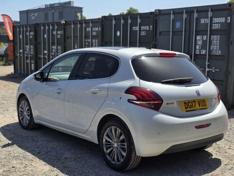 Peugeot 208 1.2 Puretech Allure DG17VUD White #4