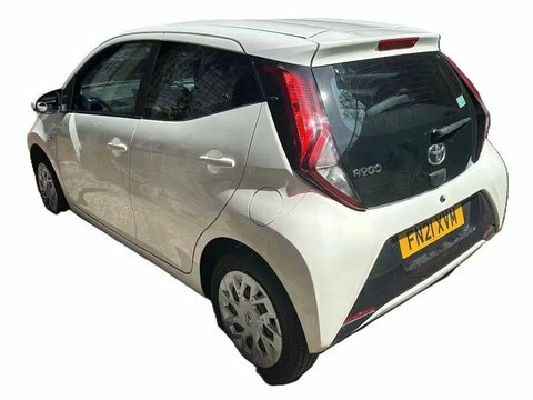 Toyota Aygo 1.0 Vvt-i X-play FN21XVM White #3