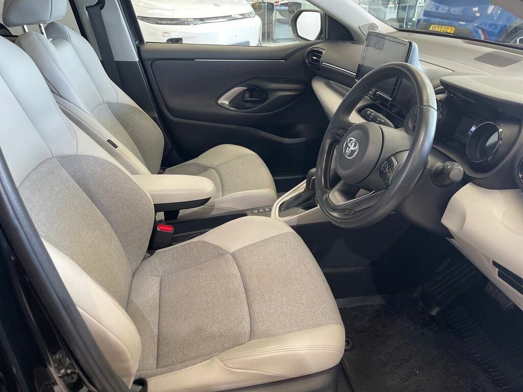 Toyota Yaris 1.5 Hybrid Excel Cvt CV23ZSN Black #3