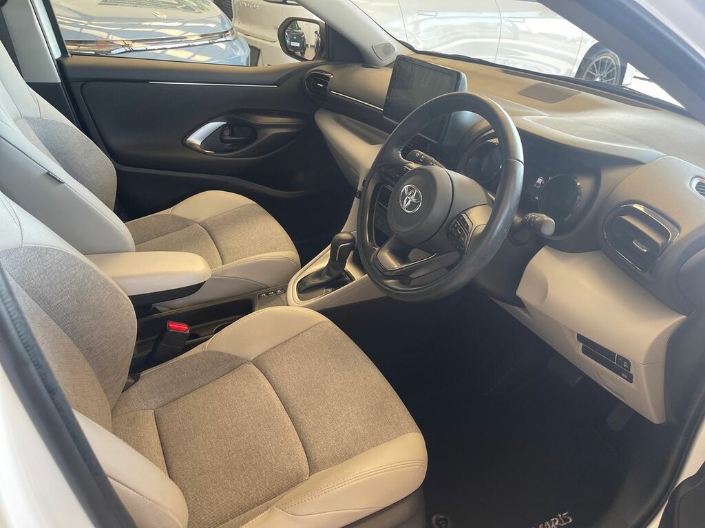 Toyota Yaris 1.5 Hybrid Excel Cvt CE72MDJ White #3