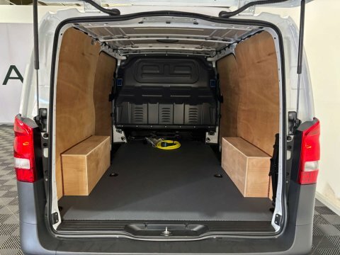 Mercedes-Benz eVito 2024 74 Evito White #4