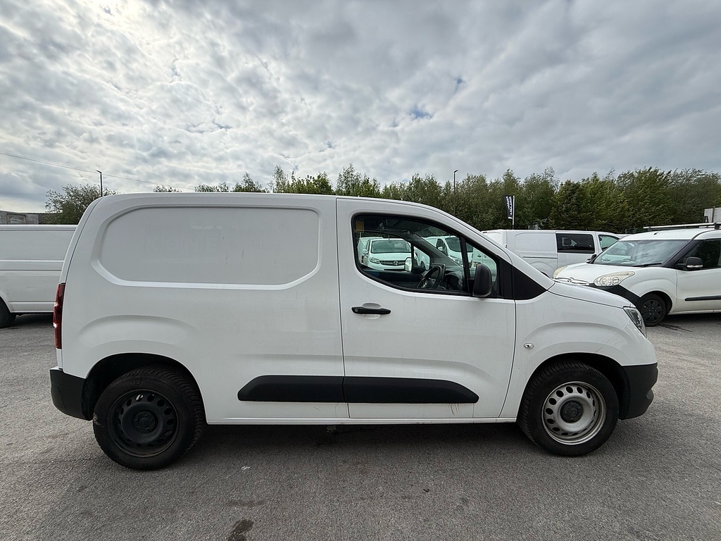 Vauxhall Combo 1.5 Turbo D 2300 Edition 3 Seats Swb Air Con Van 4 VK71HGA White #4