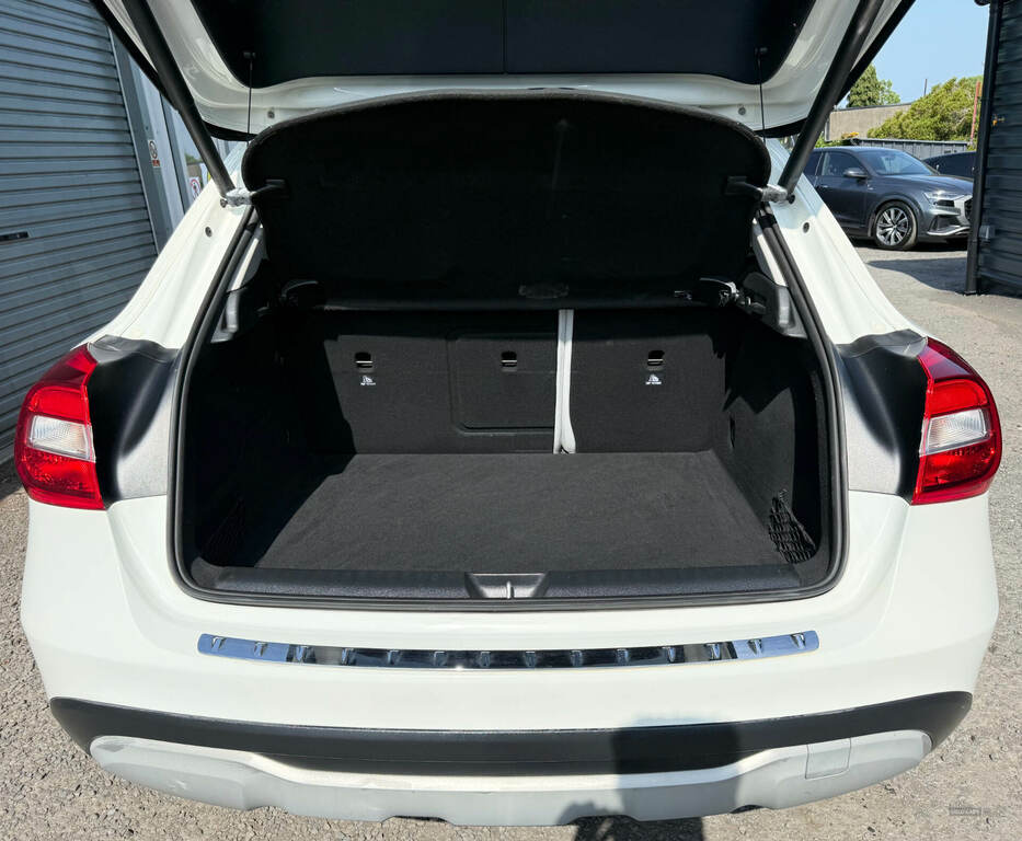 Mercedes-Benz GLA Class Gla 200D Se White #6