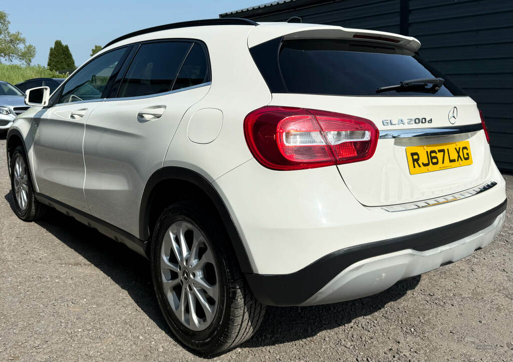 Mercedes-Benz GLA Class Gla 200D Se White #4