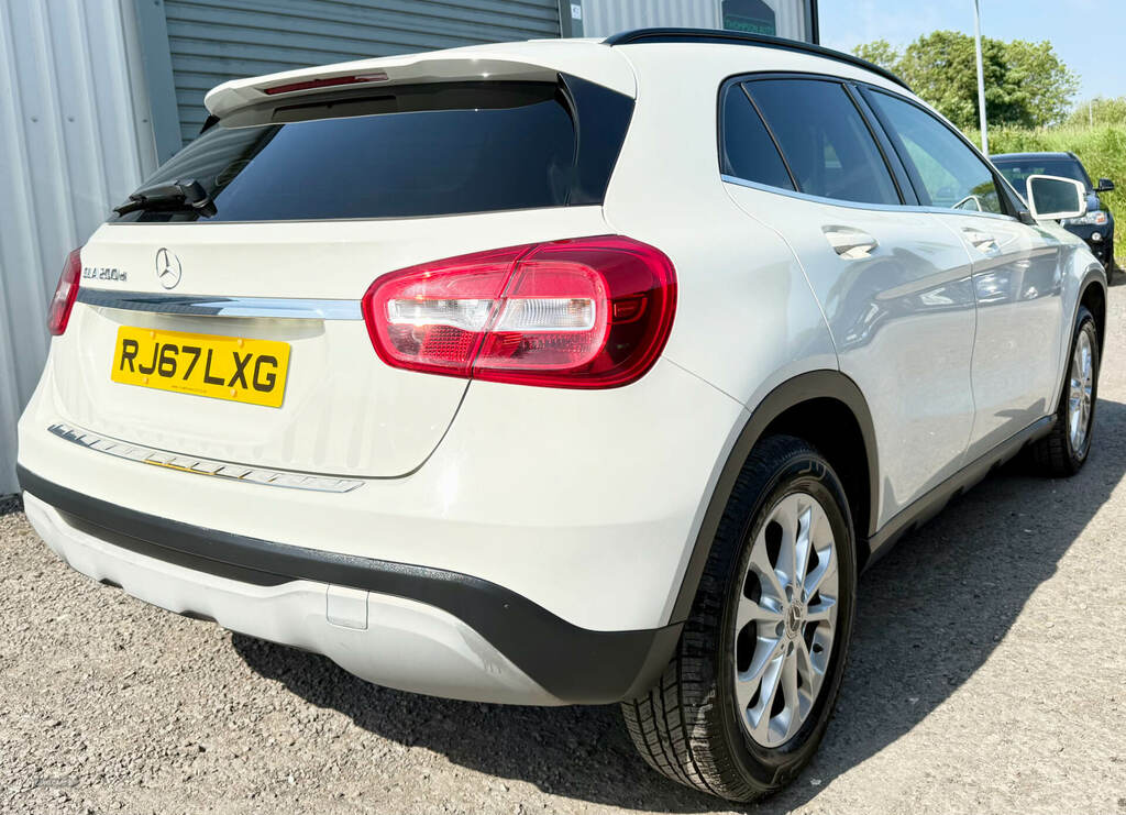 Mercedes-Benz GLA Class Gla 200D Se White #3