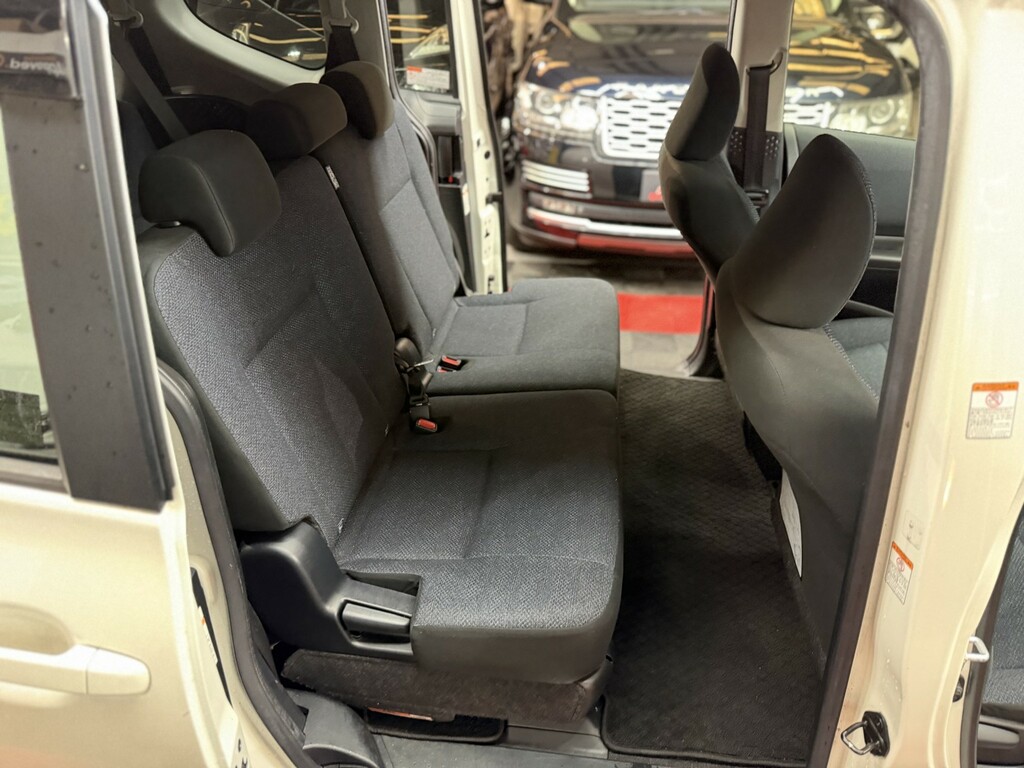 Toyota Sienta Toyota Sienta Ptrl Hybrid 1.5C Seat Ulez , Silver #26