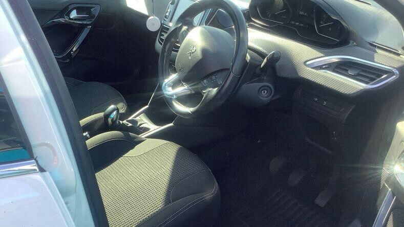 Peugeot 208 1.2 Puretech Allure Premium Euro 6 Ss MV18WRU White #2