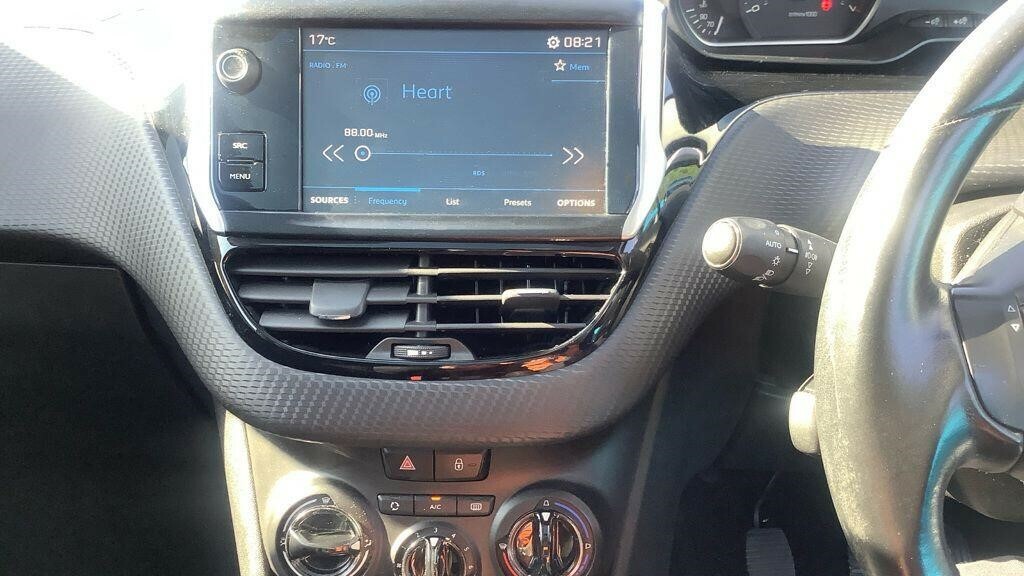 Peugeot 208 1.2 Puretech Allure Premium Euro 6 Ss MV18WRU White #3