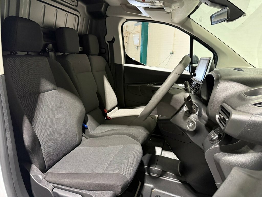 Vauxhall Combo 1.5L Pro 6Dr YP24LUZ White #4