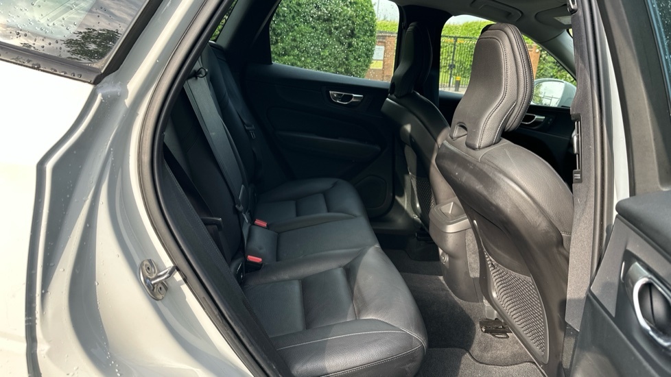 Volvo XC60 2.0 B4 Mhev Momentum Suv Hybrid Aw DS71KCC White #6