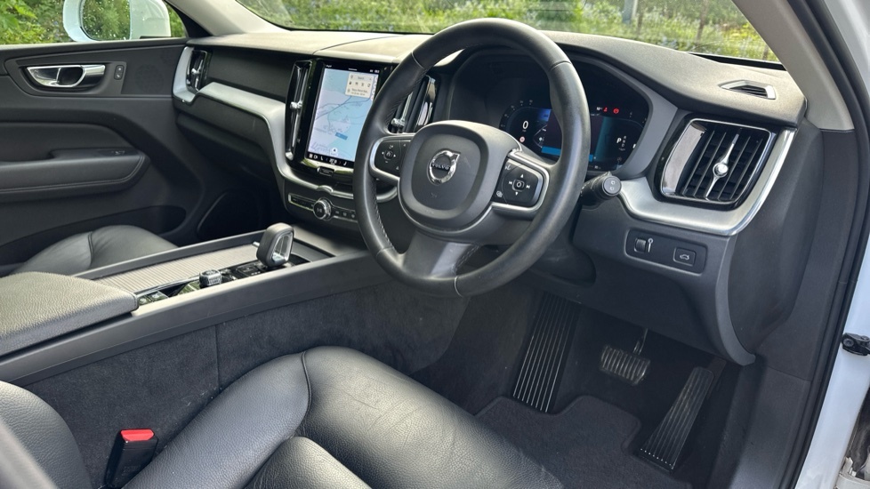 Volvo XC60 2.0 B4 Mhev Momentum Suv Hybrid Aw DS71KCC White #4