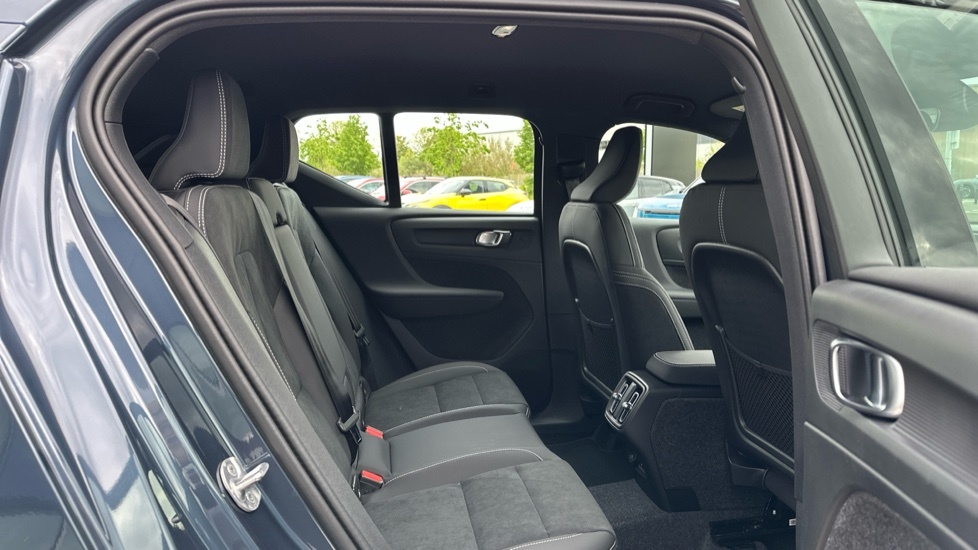 Volvo XC40 Plus, B3 Mild Hybrid, Dark Denim Blue FG26HNT Blue #6