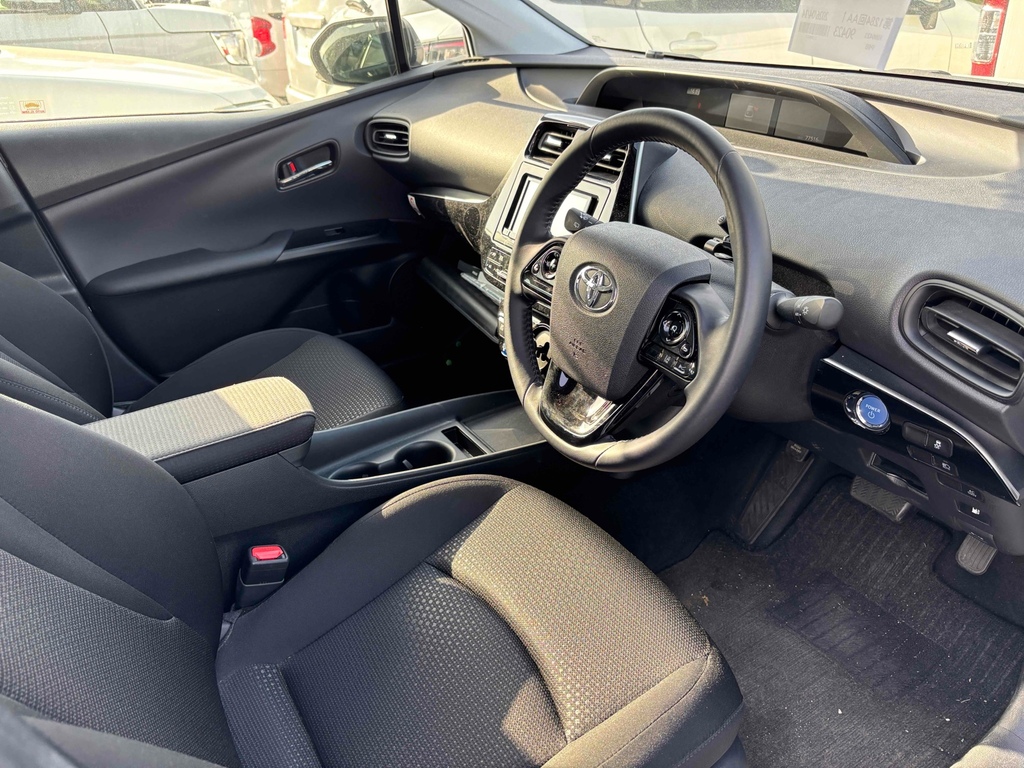 Toyota Prius 1.8 Hybrid 201919 Active 5 Seats Ulez Free White #2