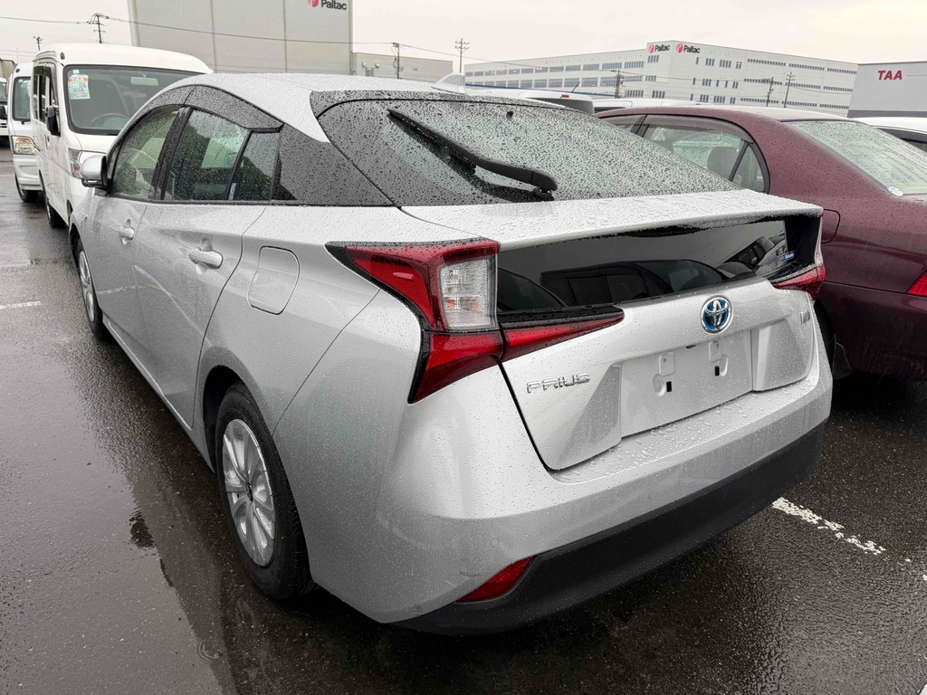 Toyota Prius 1.8 Hybrid 201919 Active 5 Seats Ulez Free Silver #2