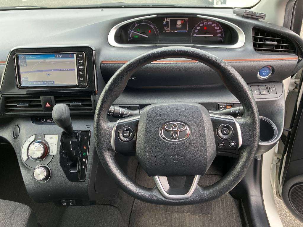 Toyota Sienta 1.5 Hybrid 202020 7 Seats Ulez Fre White #6