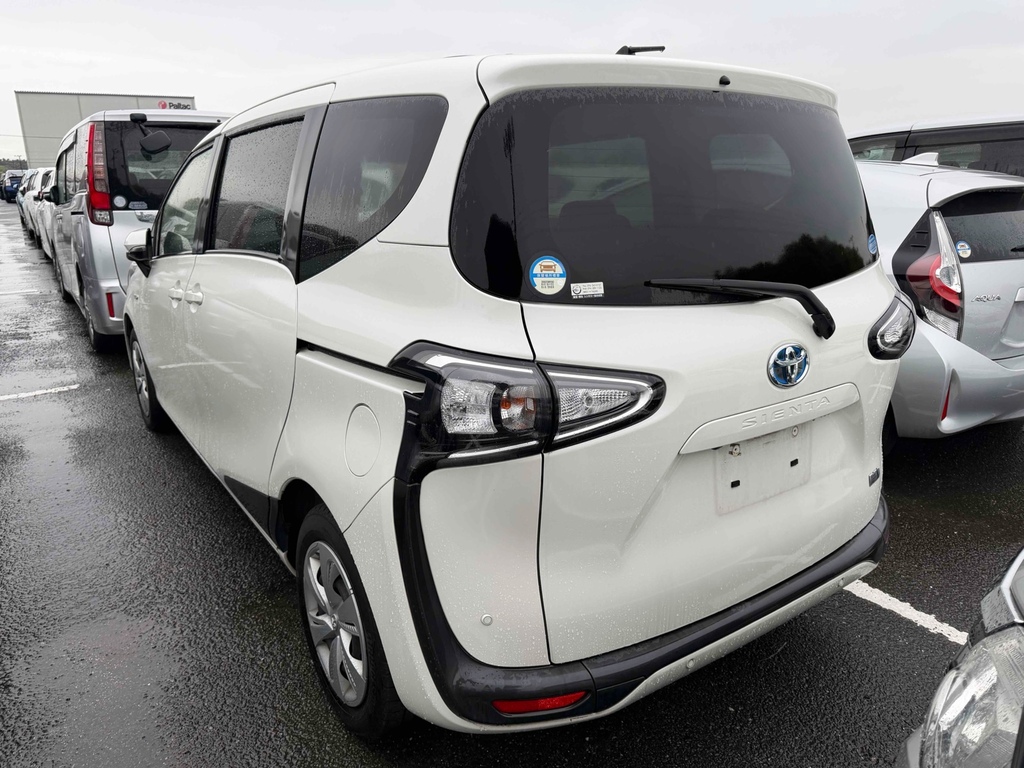 Toyota Sienta 1.5 Hybrid 202020 7 Seats Ulez Fre White #2