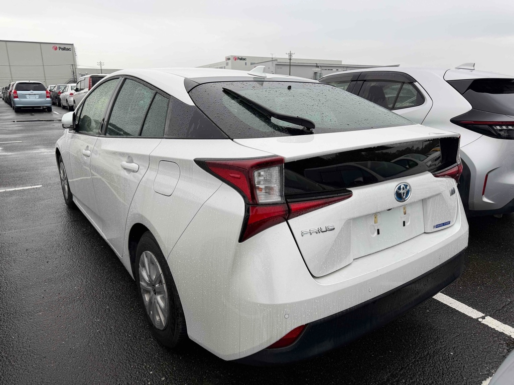 Toyota Prius 1.8 Hybrid 202121 Active 5 Seats Ulez Free White #2