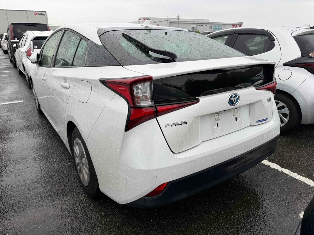 Toyota Prius 1.8 Hybrid 202121 Active 5 Seats Ulez Free White #2