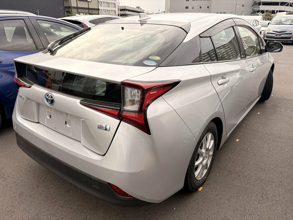 Toyota Prius 1.8 Hybrid 201919 Active 5 Seats Ulez Free  Silver #2
