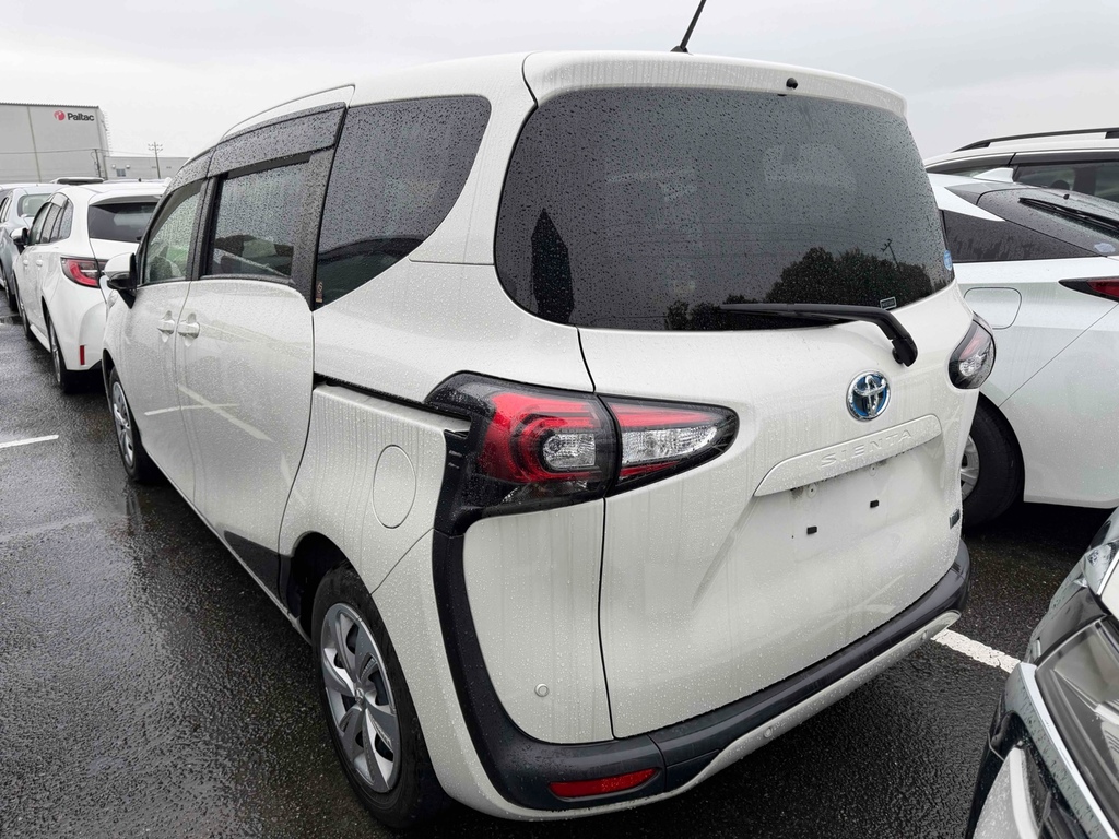Toyota Sienta 1.5 Hybrid 202121 7 Seats Ulez Fre White #2