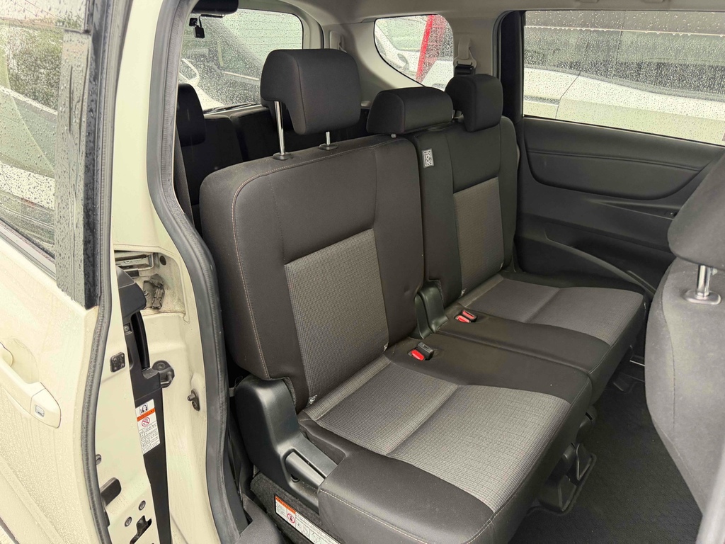 Toyota Sienta 1.5 Hybrid 202121 7 Seats Ulez Fre White #4
