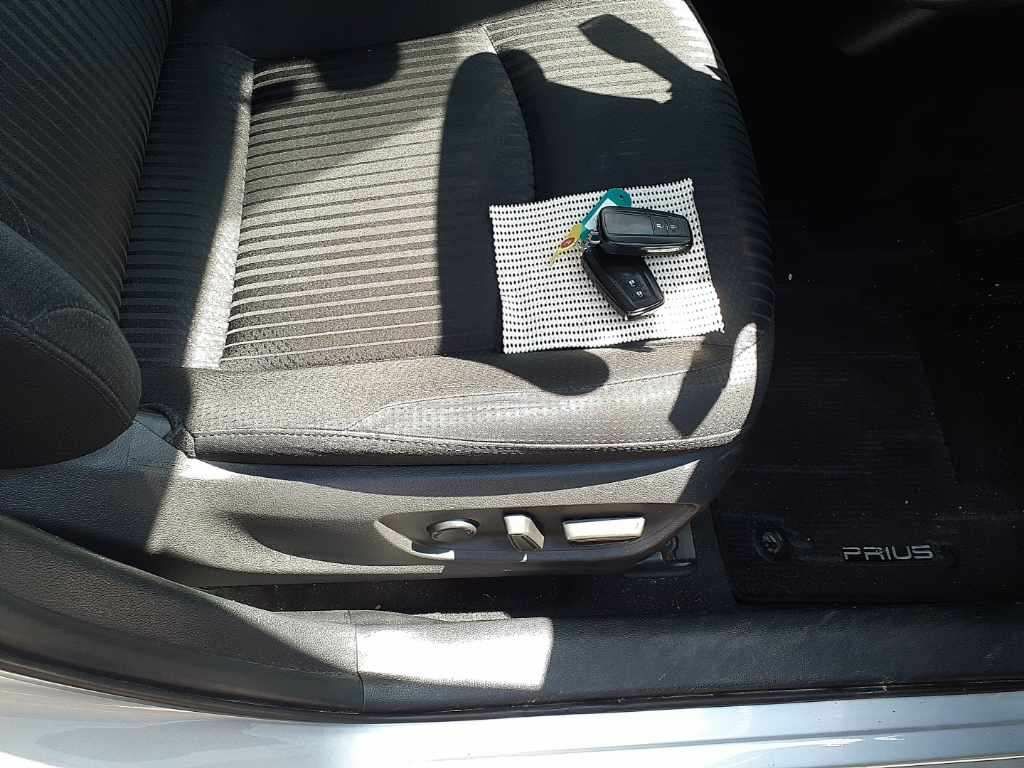 Toyota Prius 1.8 Hybrid 201919 Active 5 Seats 2 Keys Ulez Silver #4