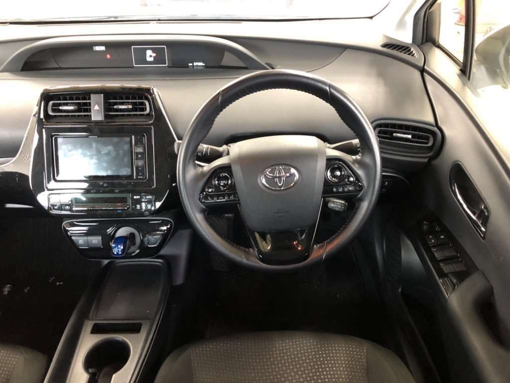 Toyota Prius 1.8 Hybrid 202170 Active 5 Seats Ulez Free  White #4