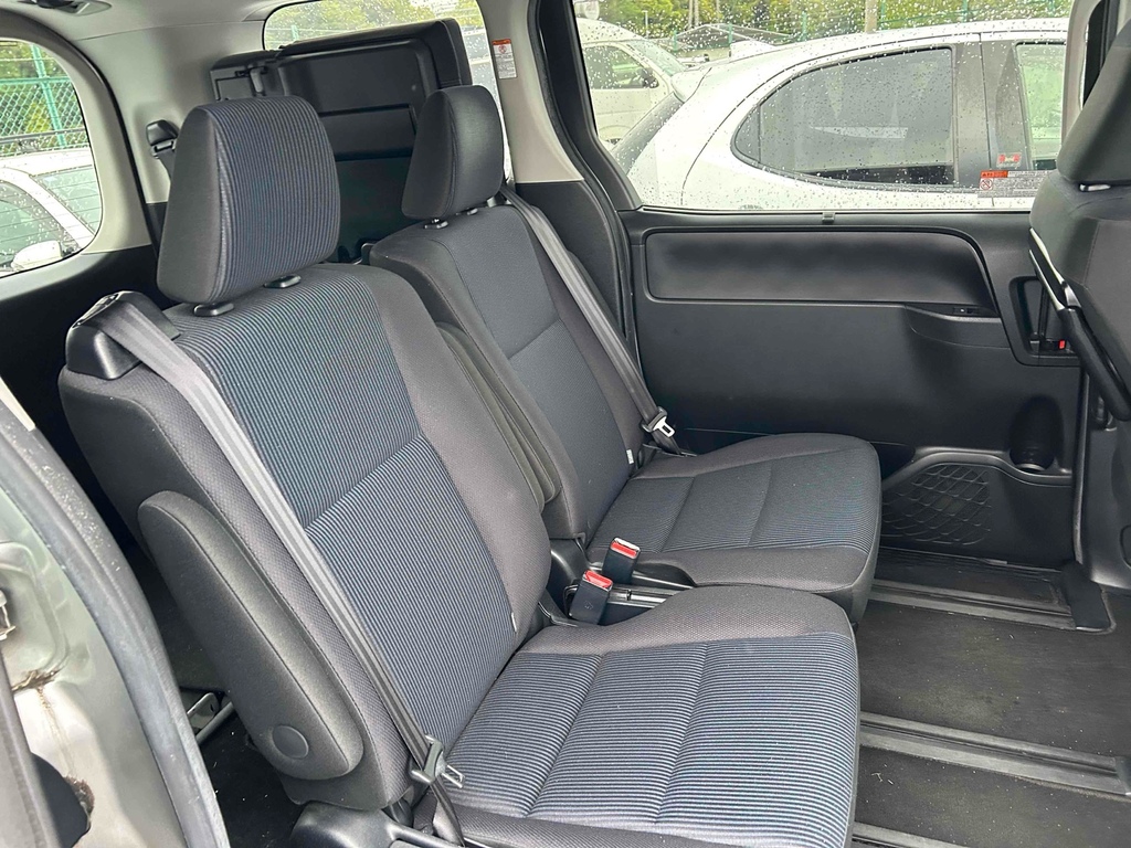 Toyota Noah 1.8 Hybrid 201919 7 Seats Mpv 2 Keys Ulez Fr Silver #4