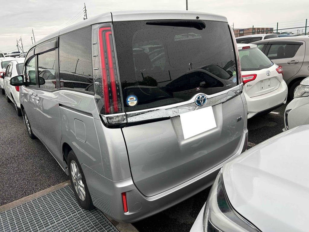Toyota Noah 1.8 Hybrid 201919 7 Seats Mpv 2 Keys Ulez Fr Silver #2
