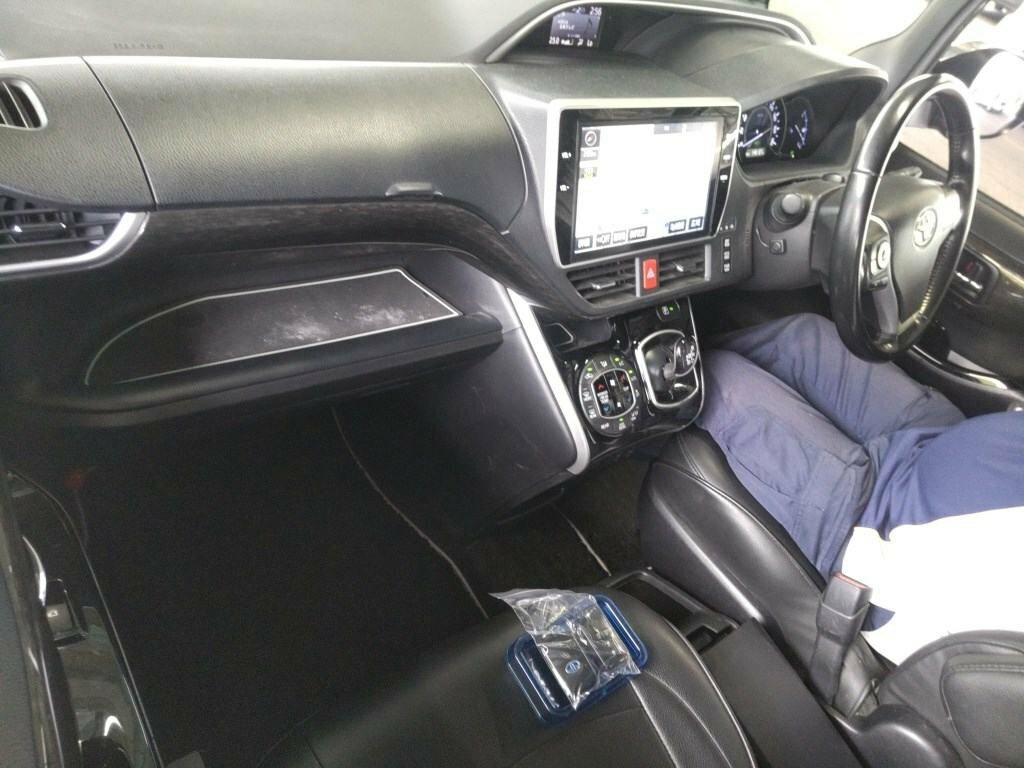 Toyota Voxy 1.8 Hybrid 201818 7 Seats Ulez Free Fresh I Black #5