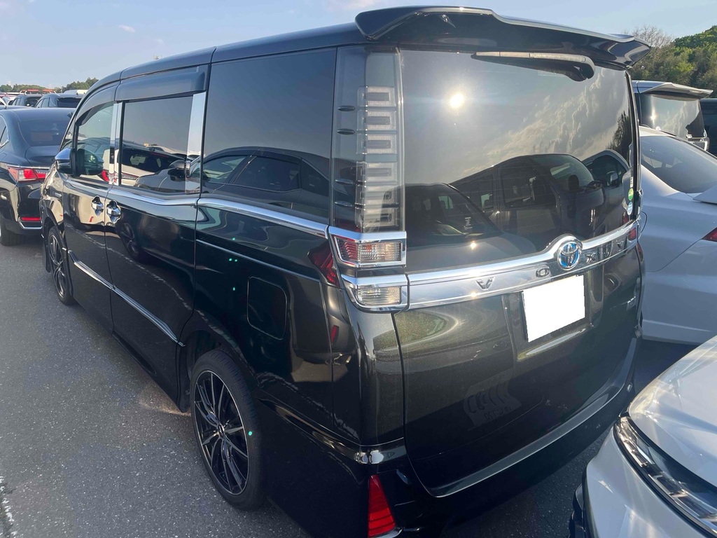 Toyota Voxy 1.8 Hybrid 201818 7 Seats Ulez Free Fresh I Black #2