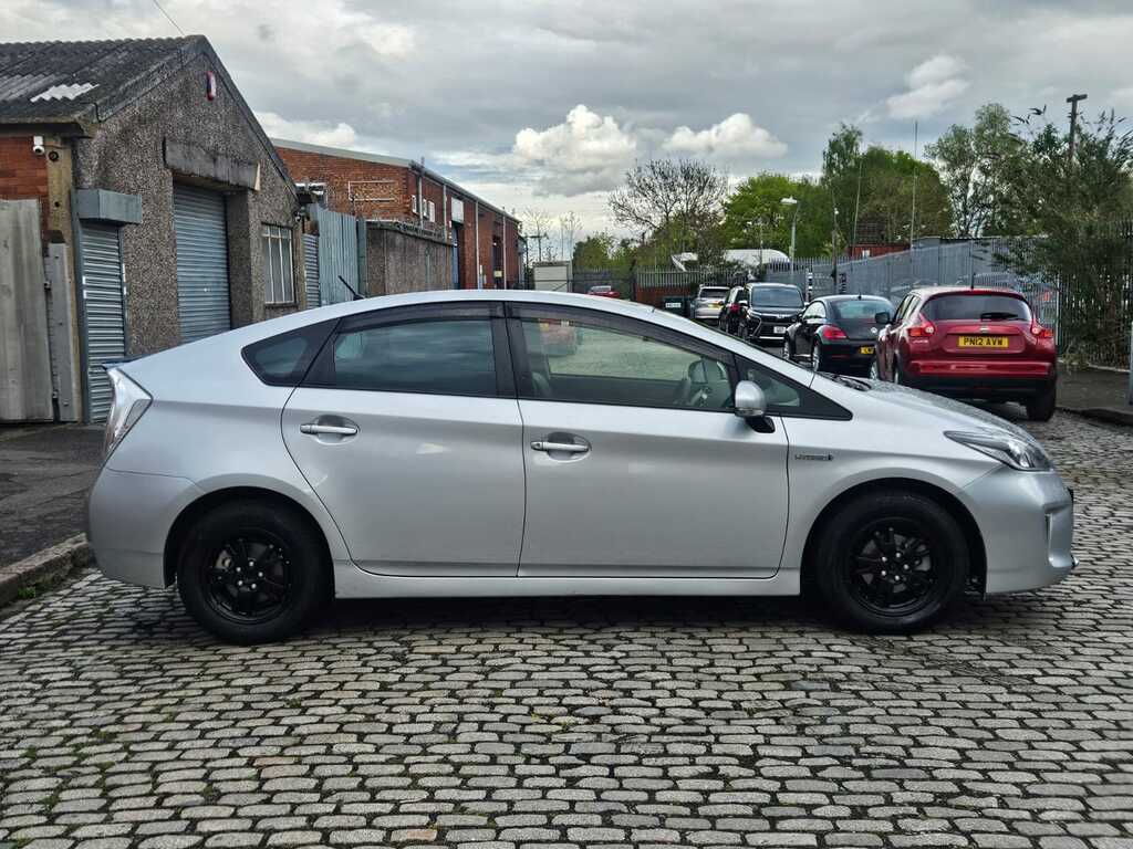 Toyota Prius 1.8 Hybrid 201515 Active 5 Seats Imported F Silver #5