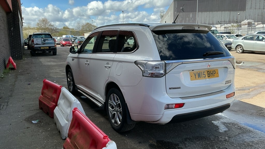 Mitsubishi Outlander Suv 2.0 H 12Kwh Gx5h 2015 YW15BHP White #3