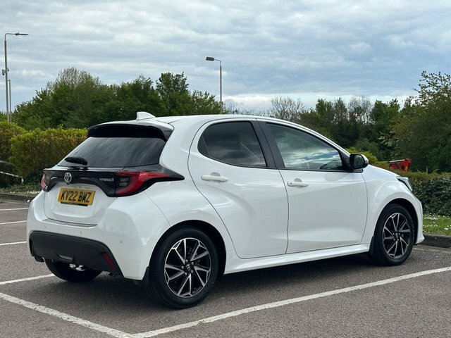 Toyota Yaris Vvt-h Design Hatchback KV22BMZ White #2