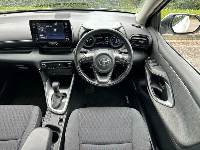 Toyota Yaris Vvt-h Design Hatchback KV22BMZ White #6