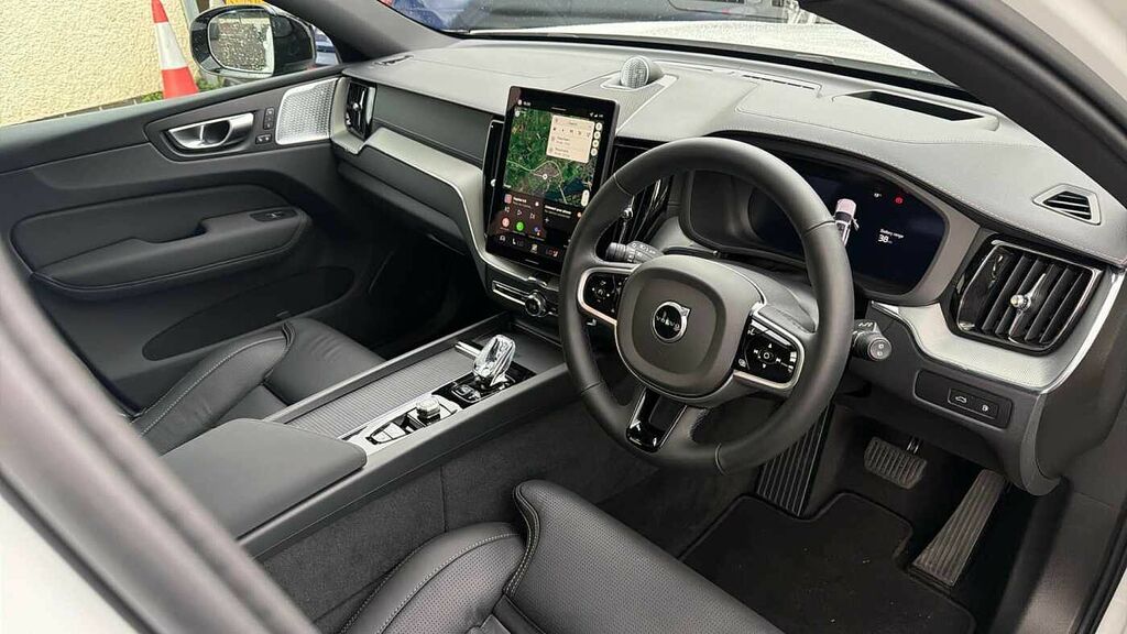 Volvo XC60 Black Edition Ultra, T8 Awd Plug-in Hybrid, Electr CX75RBU White #4
