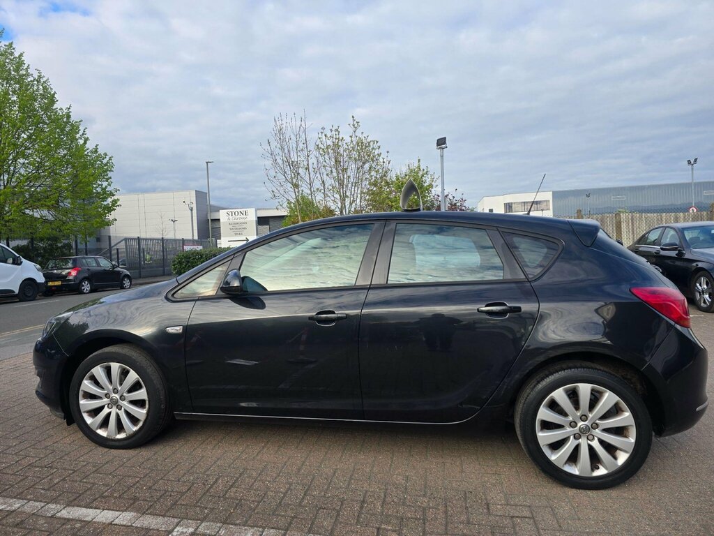 Vauxhall Astra 1.6 16V Design Euro 5 BV64JPF Black #4
