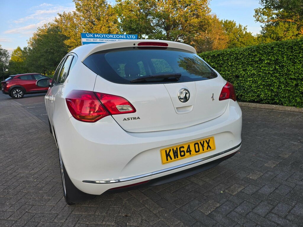 Vauxhall Astra 1.4 16V Excite Euro 5 KW64OYX White #3