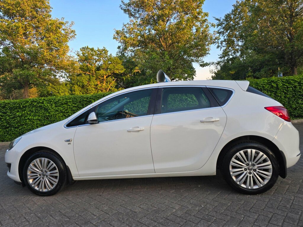 Vauxhall Astra 1.4 16V Excite Euro 5 KW64OYX White #4