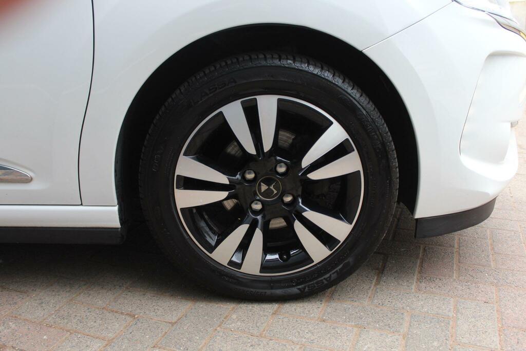 DS DS 3 Hatchback SA67JMX White #2