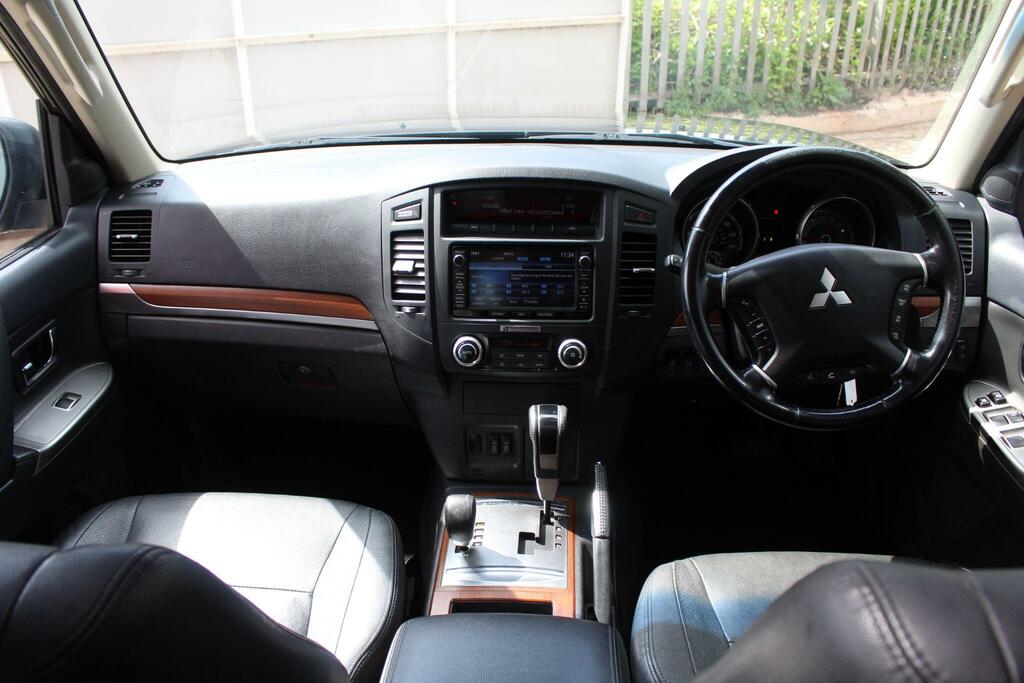 Mitsubishi Shogun Suv BD64UPJ Black #3
