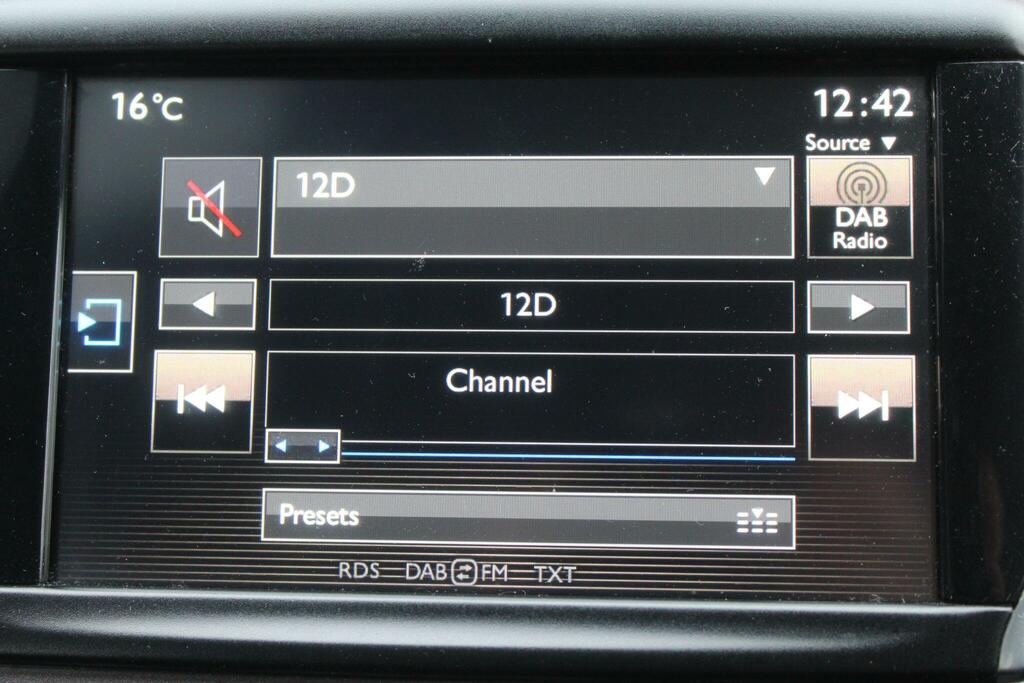 Peugeot 2008 E-hdi Active Red #4
