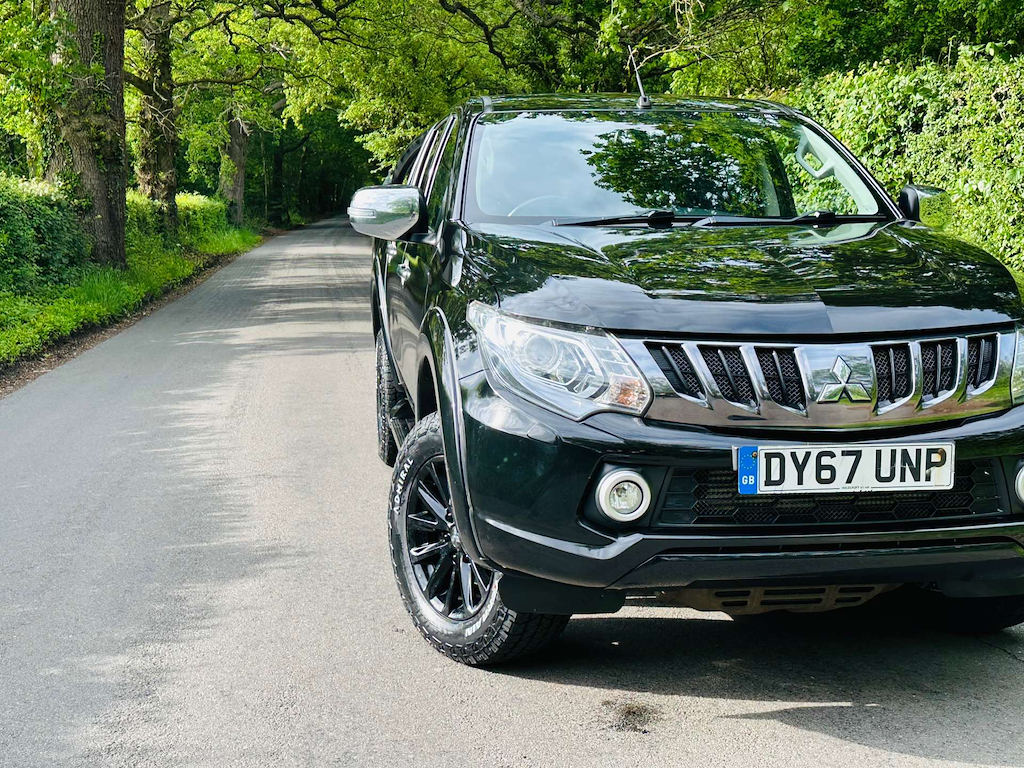 Mitsubishi L200 2.4 L Barbarian Di-d 4Wd DY67UNP Black #4