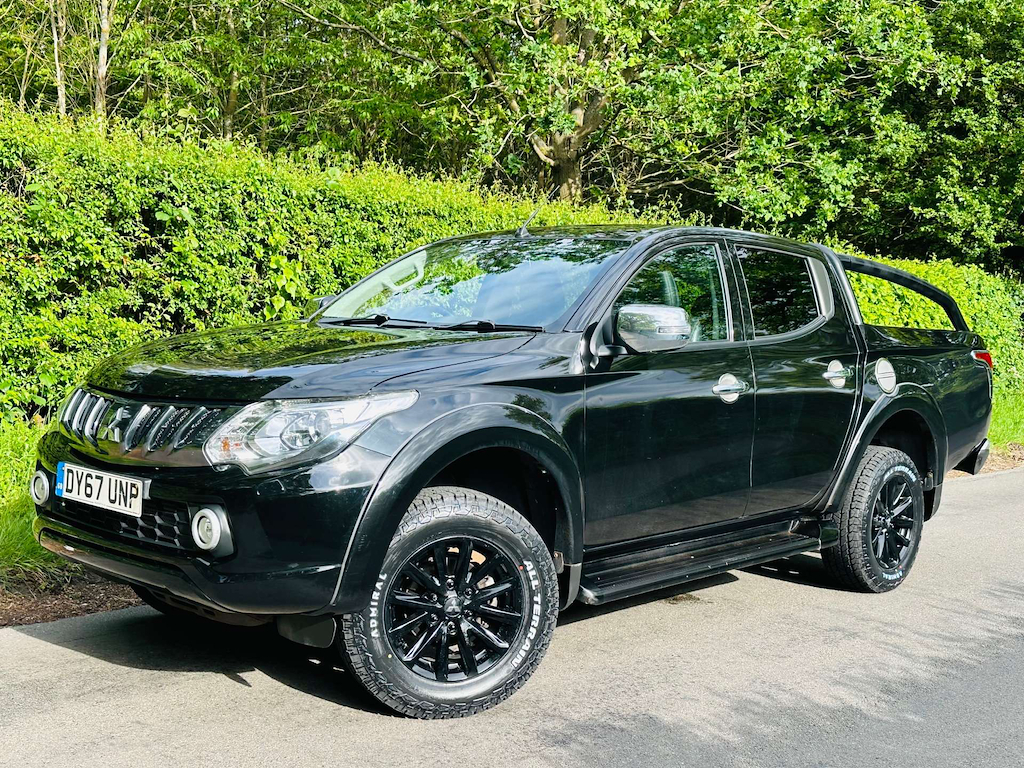 Mitsubishi L200 2.4 L Barbarian Di-d 4Wd Black