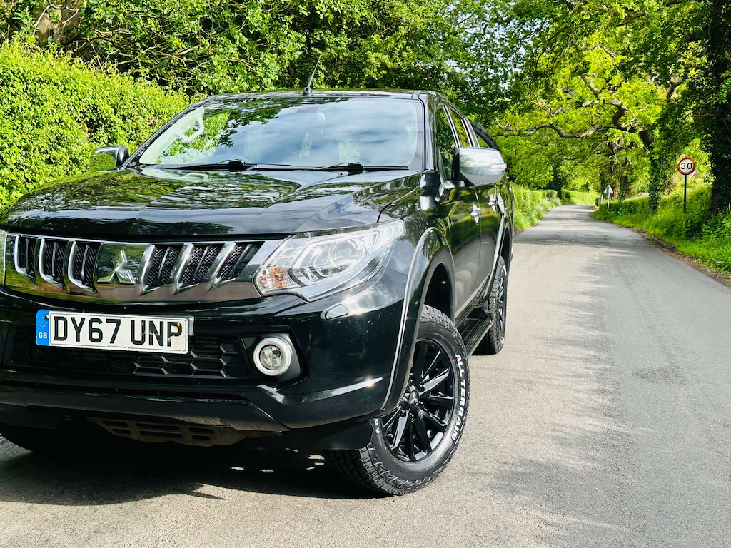 Mitsubishi L200 2.4 L Barbarian Di-d 4Wd DY67UNP Black #2